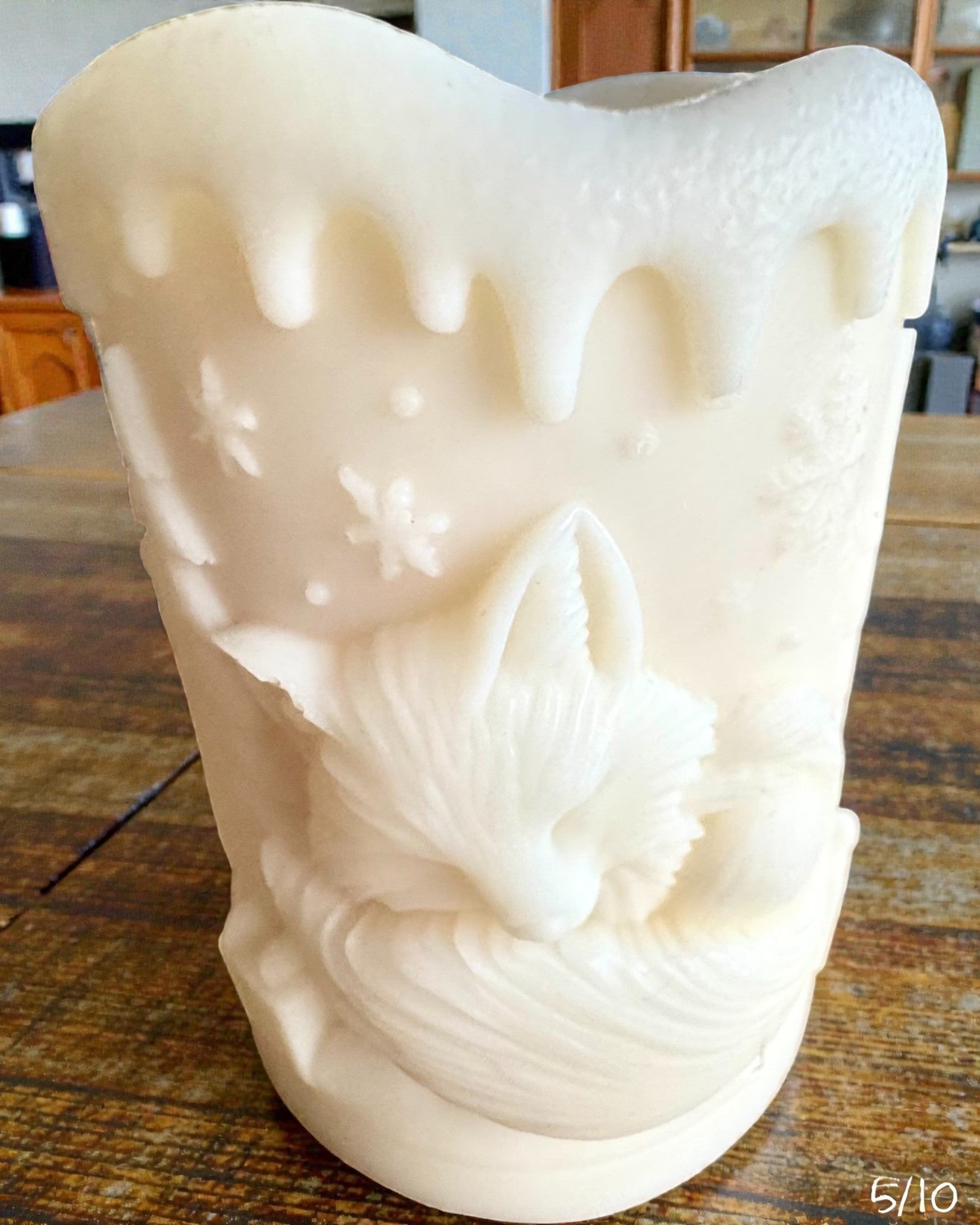 Szójagyertya Téli Rókalány, 7,5 cm magas, kézzel öntött szójagyertya aranyos alvó rókával, személyre szabható táblára vésett gravírozással