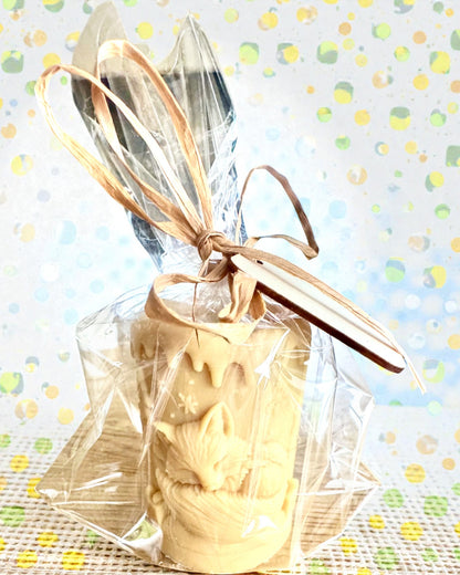 Szójagyertya Téli Rókalány, 7,5 cm magas, kézzel öntött szójagyertya aranyos alvó rókával, személyre szabható táblára vésett gravírozással