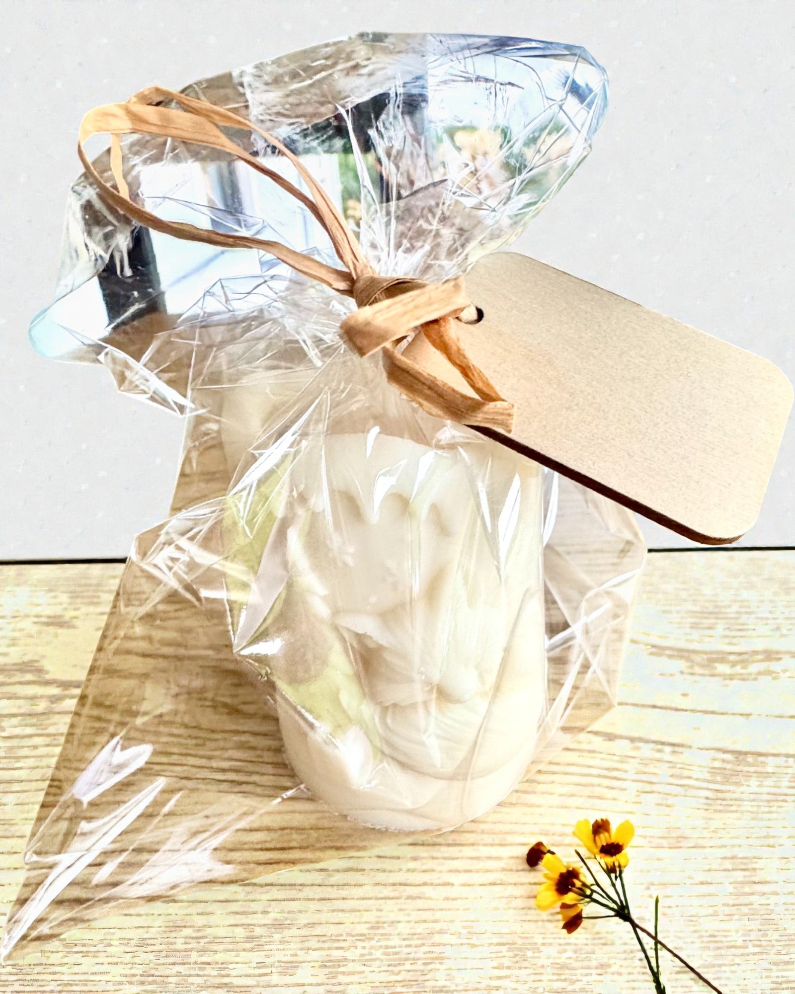 Szójagyertya Téli Rókalány, 7,5 cm magas, kézzel öntött szójagyertya aranyos alvó rókával, személyre szabható táblára vésett gravírozással