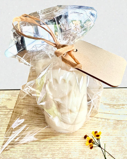 Szójagyertya Téli Rókalány, 7,5 cm magas, kézzel öntött szójagyertya aranyos alvó rókával, személyre szabható táblára vésett gravírozással