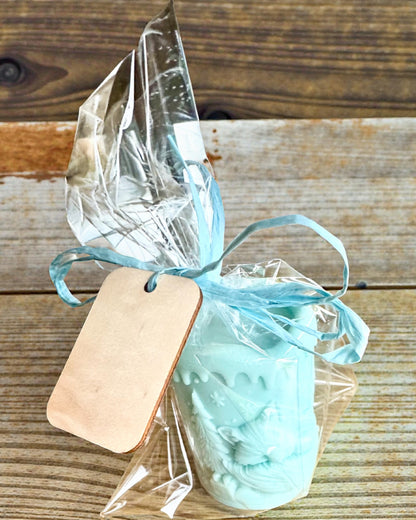 Szójagyertya Téli Rókalány, 7,5 cm magas, kézzel öntött szójagyertya aranyos alvó rókával, személyre szabható táblára vésett gravírozással