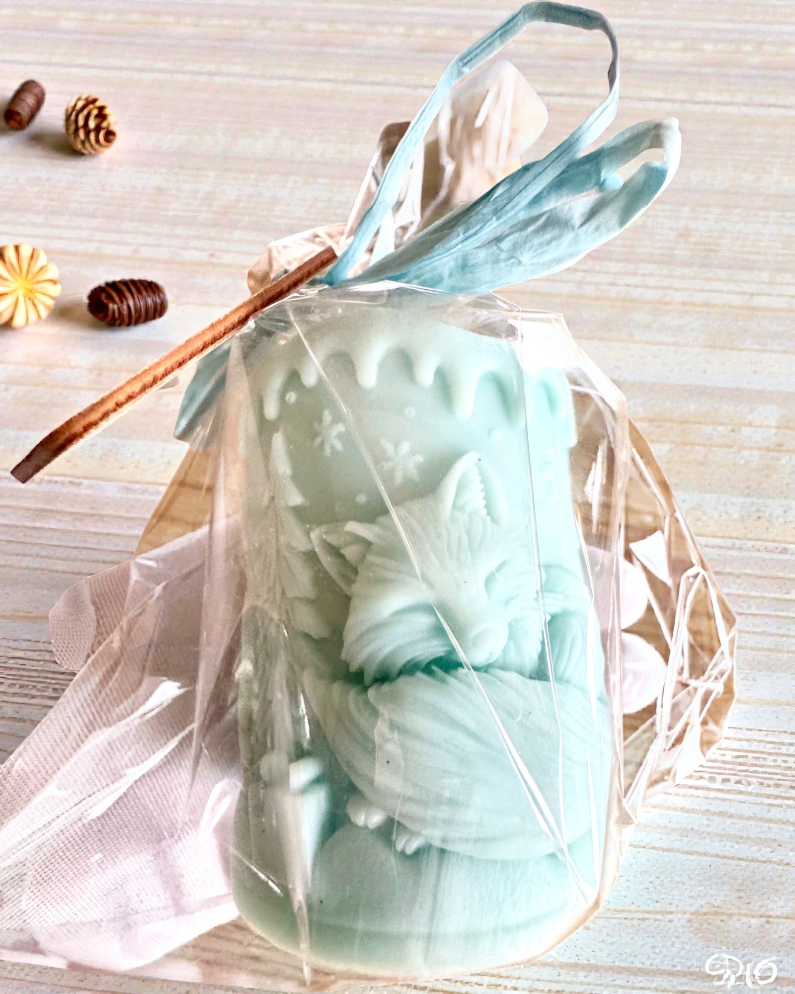 Szójagyertya Téli Rókalány, 7,5 cm magas, kézzel öntött szójagyertya aranyos alvó rókával, személyre szabható táblára vésett gravírozással