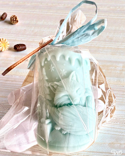 Szójagyertya Téli Rókalány, 7,5 cm magas, kézzel öntött szójagyertya aranyos alvó rókával, személyre szabható táblára vésett gravírozással