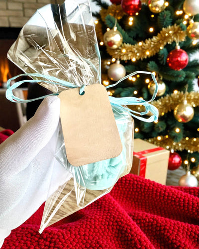 Szójagyertya Téli Rókalány, 7,5 cm magas, kézzel öntött szójagyertya aranyos alvó rókával, személyre szabható táblára vésett gravírozással