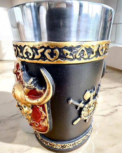 Karnawałowy Kufel Wojownika - 600 ml, 16 cm magasság, személyre szabható gravírozással ajándékba