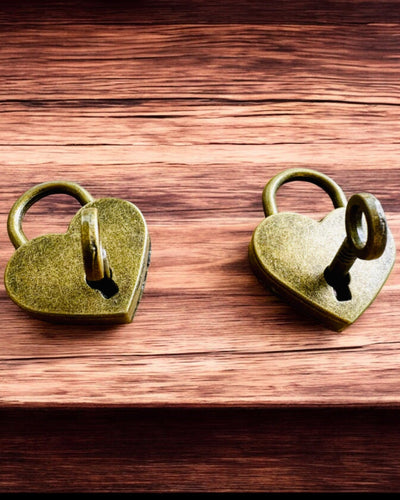 Szerelmi Mini Lakatok Szív DeLuxe, 2 lakatból és kulcsokból álló készlet, 6 választható változat, gravírozással személyre szabható ajándék