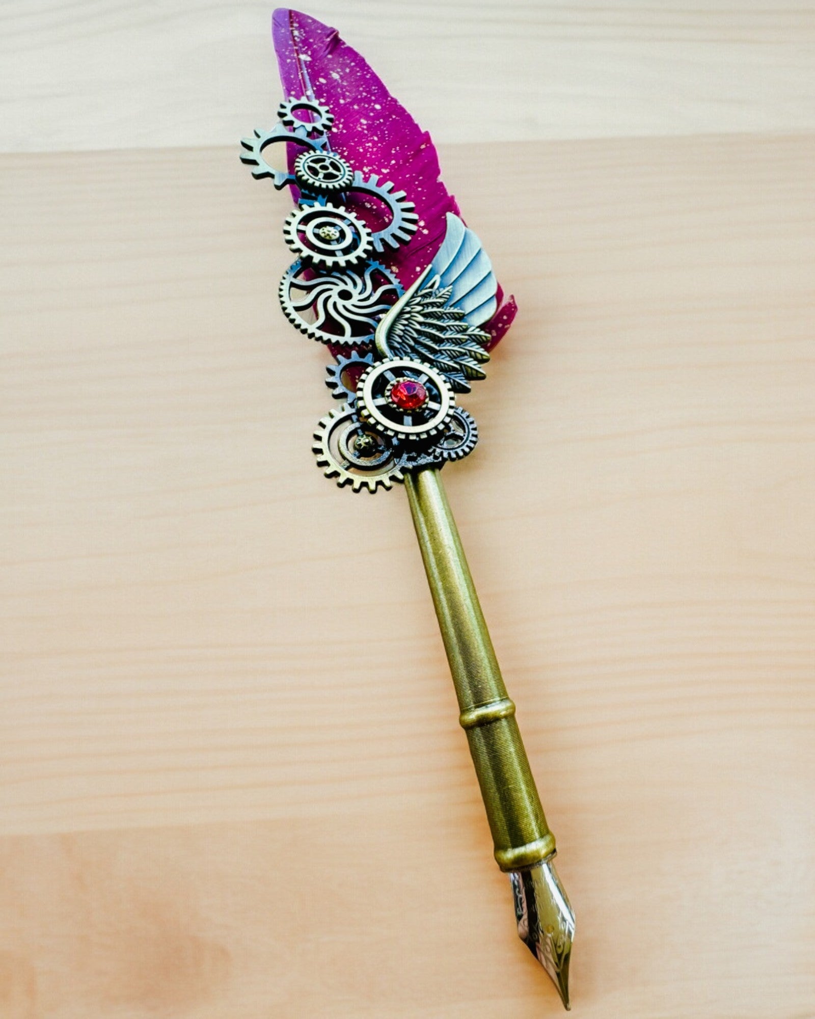 Ajándékcsomag - Bordó-lila Lúdtoll "Steampunk Elegancia" Gravírozási Lehetőséggel, ajándékba