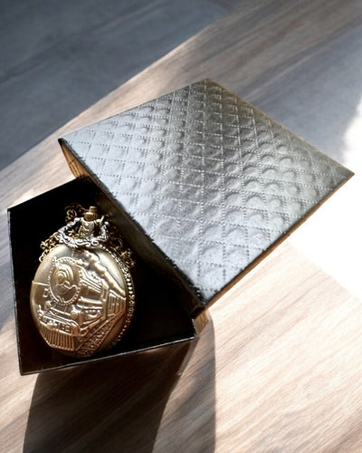 Lokomotívás zsebóra gravírozással, ajándékba, vonat motívummal