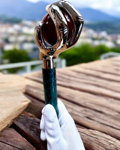 "Királyi Kéz" sétabot – kézzel készített, természetes bőrrel, gravírozással személyre szabható