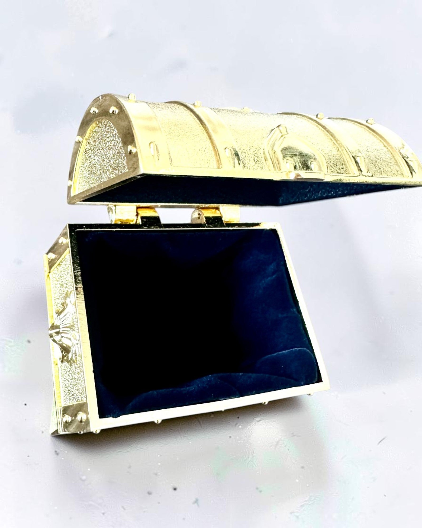 Retro fém kincsesláda gravírozással - Ezüstszínű dobozka 7x5x5 cm