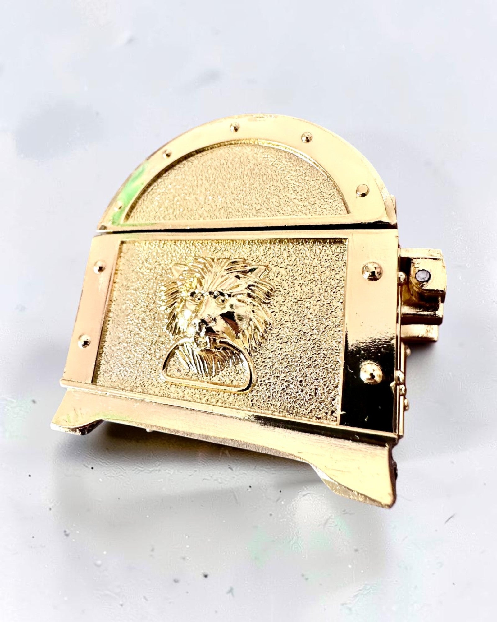Retro fém kincsesláda gravírozással - Ezüstszínű dobozka 7x5x5 cm