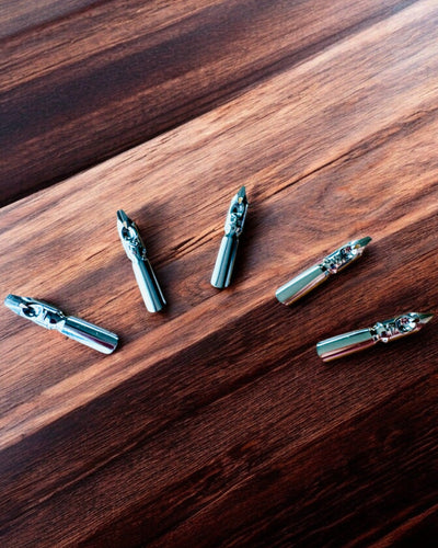 "Steampunk Elegancia" Kalligrafikus Toll Pulykatollal - Kézzel Készített, 5 Változat Közül Választható, Személyre Szabható Gravírozással Ajándékba