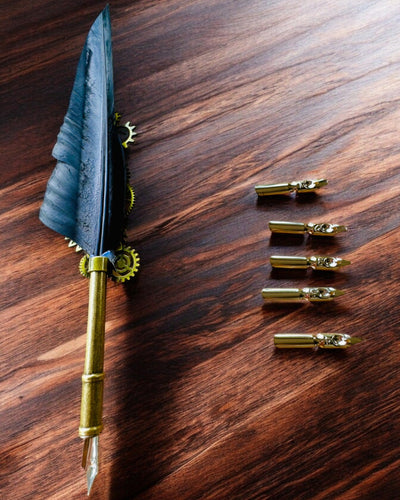 "Steampunk Elegancia" Kalligrafikus Toll Pulykatollal - Kézzel Készített, 5 Változat Közül Választható, Személyre Szabható Gravírozással Ajándékba