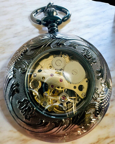 "Equus Tempus" Zsebóra - Fekete Ló Motívummal, gravírozási lehetőséggel - fekete számlap