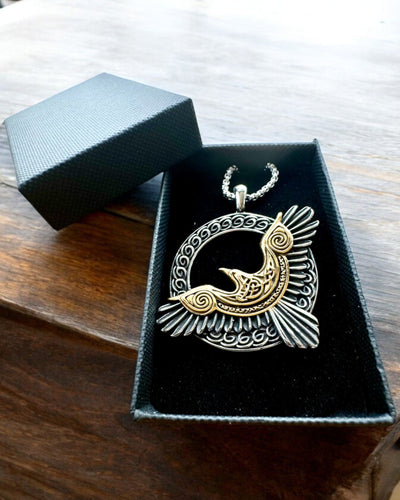 "Amulet Stalowego Sokoła - Gravírozott nyaklánc, kelta művészet által inspirálva, ajándéknak"