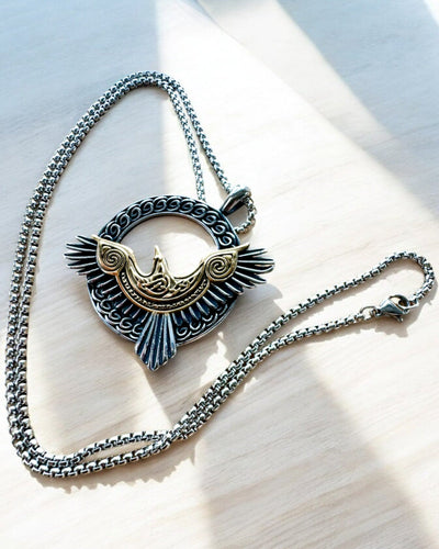 "Amulet Stalowego Sokoła - Gravírozott nyaklánc, kelta művészet által inspirálva, ajándéknak"