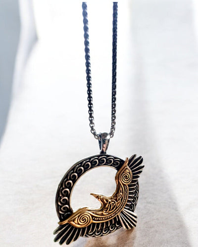 "Amulet Stalowego Sokoła - Gravírozott nyaklánc, kelta művészet által inspirálva, ajándéknak"
