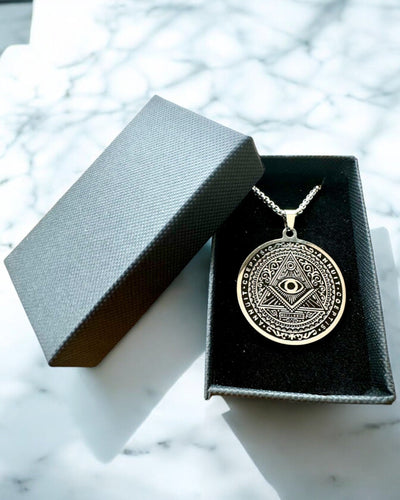A Titokzatos Erő Amulettje - Gravírozott Nyaklánc, 2 választható színváltozat