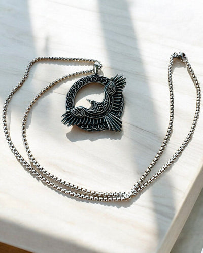 "Amulet Stalowego Sokoła - Gravírozott nyaklánc, kelta művészet által inspirálva, ajándéknak"