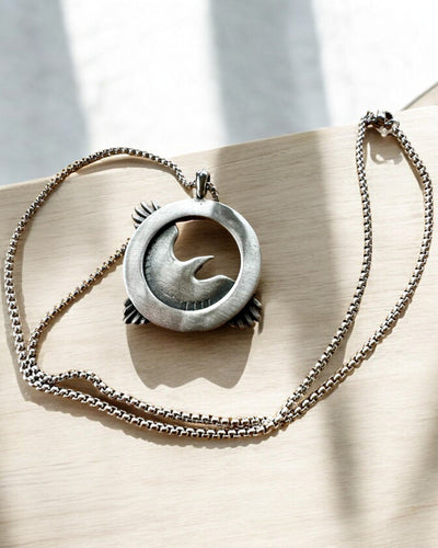 "Amulet Stalowego Sokoła - Gravírozott nyaklánc, kelta művészet által inspirálva, ajándéknak"