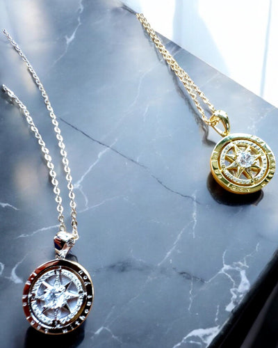 "Csillagirány" iránytű nyaklánc, személyre szabható gravírozással, 2 választható színváltozat