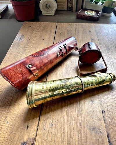 Voyager 1818” Királyi Távcső – Exkluzív, kézzel készített, 83 cm-es réztávcső valódi bőrtokban – Gyűjtői kiadás, személyre szabható gravírozással ajándékba