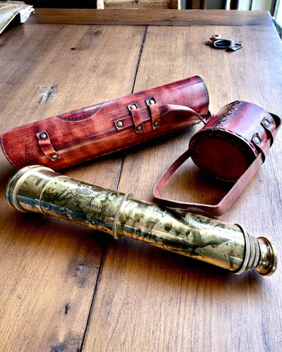 Voyager 1818” Királyi Távcső – Exkluzív, kézzel készített, 83 cm-es réztávcső valódi bőrtokban – Gyűjtői kiadás, személyre szabható gravírozással ajándékba