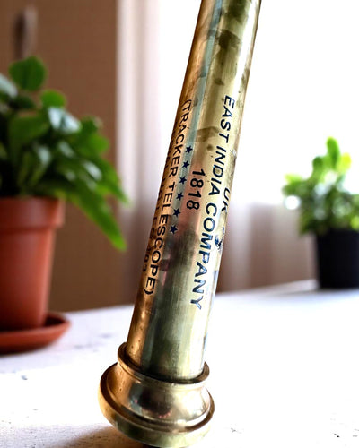 Voyager 1818” Királyi Távcső – Exkluzív, kézzel készített, 83 cm-es réztávcső valódi bőrtokban – Gyűjtői kiadás, személyre szabható gravírozással ajándékba