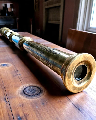Voyager 1818” Királyi Távcső – Exkluzív, kézzel készített, 83 cm-es réztávcső valódi bőrtokban – Gyűjtői kiadás, személyre szabható gravírozással ajándékba