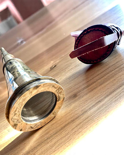 Voyager 1818” Királyi Távcső – Exkluzív, kézzel készített, 83 cm-es réztávcső valódi bőrtokban – Gyűjtői kiadás, személyre szabható gravírozással ajándékba