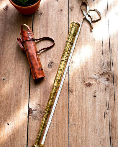 Voyager 1818” Királyi Távcső – Exkluzív, kézzel készített, 83 cm-es réztávcső valódi bőrtokban – Gyűjtői kiadás, személyre szabható gravírozással ajándékba