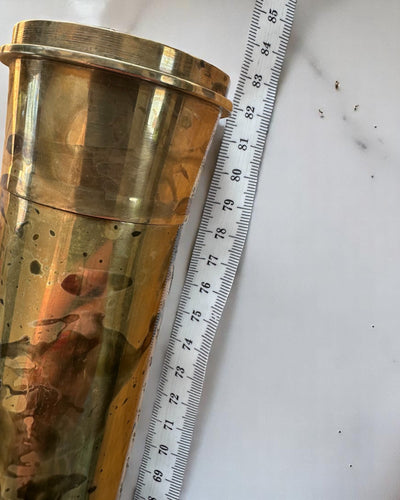 Voyager 1818” Királyi Távcső – Exkluzív, kézzel készített, 83 cm-es réztávcső valódi bőrtokban – Gyűjtői kiadás, személyre szabható gravírozással ajándékba