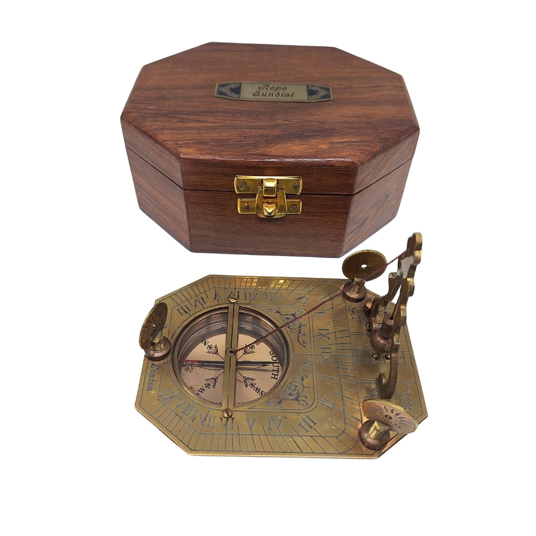 Elegancki Mosiężny Kompas z Zegarem Słonecznym w Drewnianym Pudełku - Idealny Prezent dla Podróżników, Retro Styl, Wymiary: 11.5 x 8.8 x 9.0 cm, Materiał: Mosiądz i Drewno