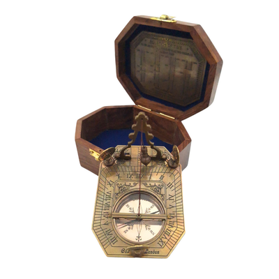Elegancki Mosiężny Kompas z Zegarem Słonecznym w Drewnianym Pudełku - Idealny Prezent dla Podróżników, Retro Styl, Wymiary: 11.5 x 8.8 x 9.0 cm, Materiał: Mosiądz i Drewno