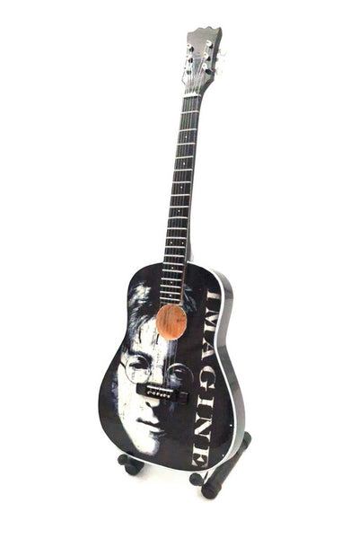 John Lennon The Beatles dekoratív mini gitár 24 cm személyre szabott gravírozással