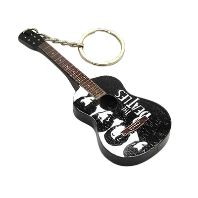 The Beatles EGK-0894 gitár kulcstartó, gravírozással személyre szabható, fa, fehér, fekete és barna színben, ideális ajándék zenerajongóknak és gitárosoknak