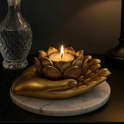 Arany glamour tealight gyertyatartó személyre szabott gravírozási lehetőséggel – elegáns dekoratív lakberendezési elem 11,5 x 9,4 x 4,8 cm méretben, polyresinből