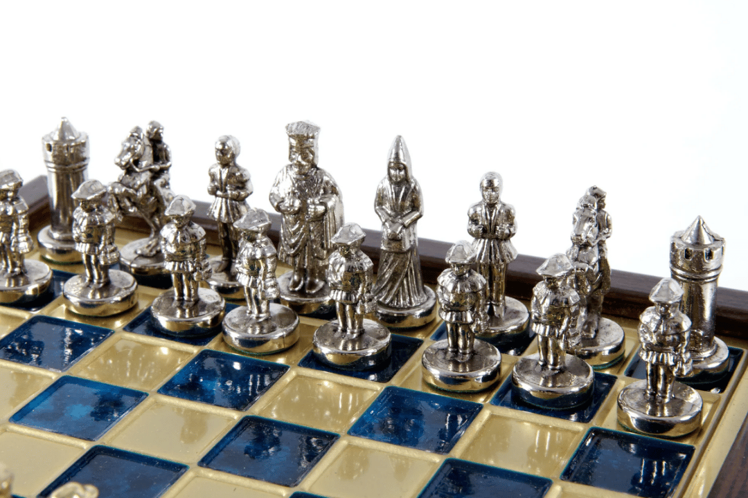 Elegáns prémium sárgaréz sakk 20x20cm Bizánc, személyre szabott gravírozással - Ideális ajándék sakkozónak és történelemkedvelőnek - Kézzel készített figurák arany és ezüst kivitelben