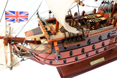 Összeszerelt HMS Victory vitorláshajó-modell, 54 cm - kézzel készített replika, személyre szabható gravírozással - ideális ajándék a vitorlázás szerelmeseinek - kiváló minőség, elegáns fa talapzat