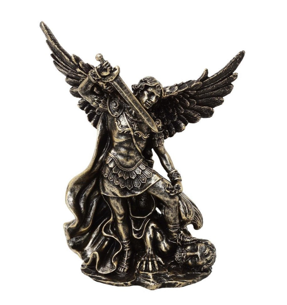Szent Mihályt a sárkánnyal harcolva ábrázoló polirezin figura, 13,5 cm, gravírozással történő személyre szabás lehetőségével