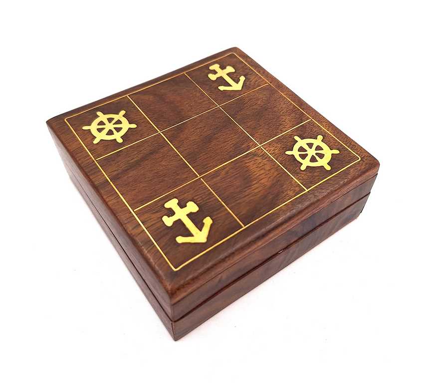 Drewniane Kółko i Krzyżyk Marynistyczne z Grawerem - Personalizowany Prezent dla Żeglarza, Wymiary 10x10 cm, Elegancki Design z Mosiężnymi Akcentami