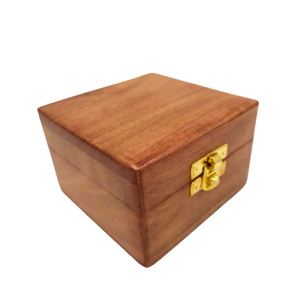 Drewniane pudełko na prezent 6 x 6 x 4 cm z możliwością grawerunku, brązowe, z materiałową wyściółką i mosiężnym zamknięciem