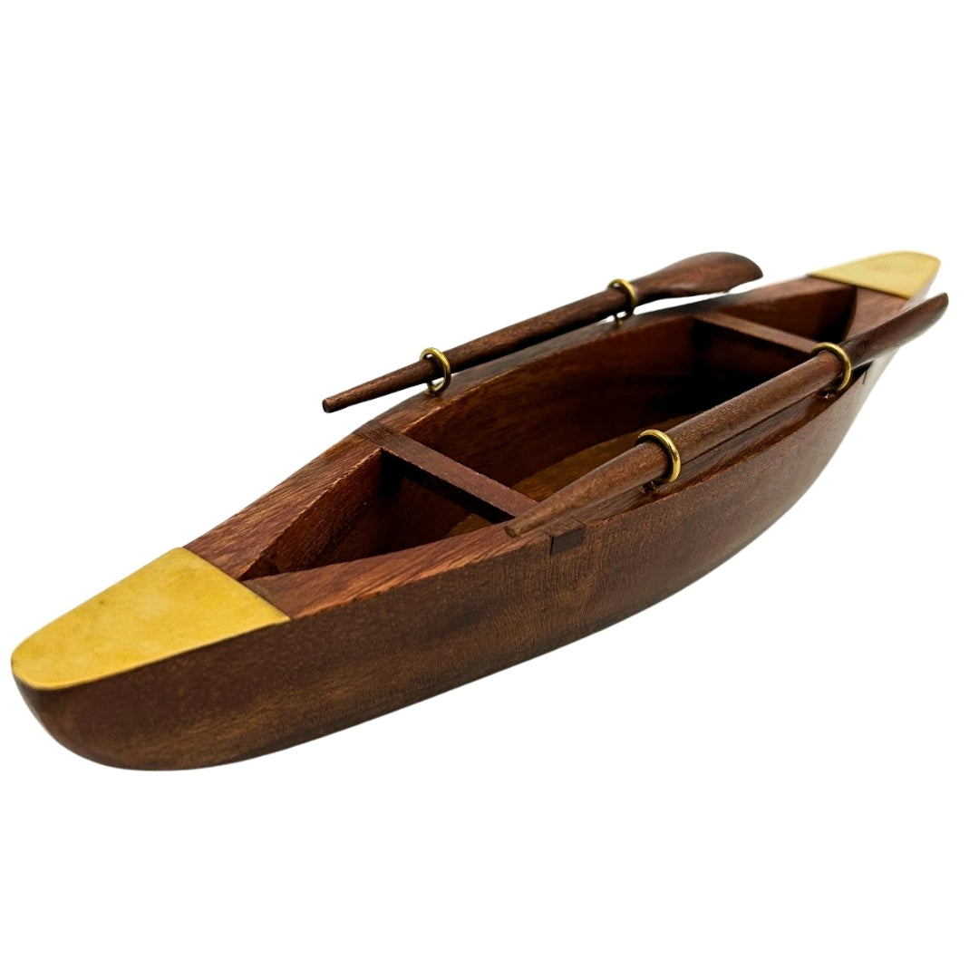 Elegáns fa hajómodell 25 cm - íróasztali dísz sárgaréz elemekkel - ideális ajándék vitorlázónak gravírozással történő személyre szabási lehetőséggel - tengerészeti és retro stílus