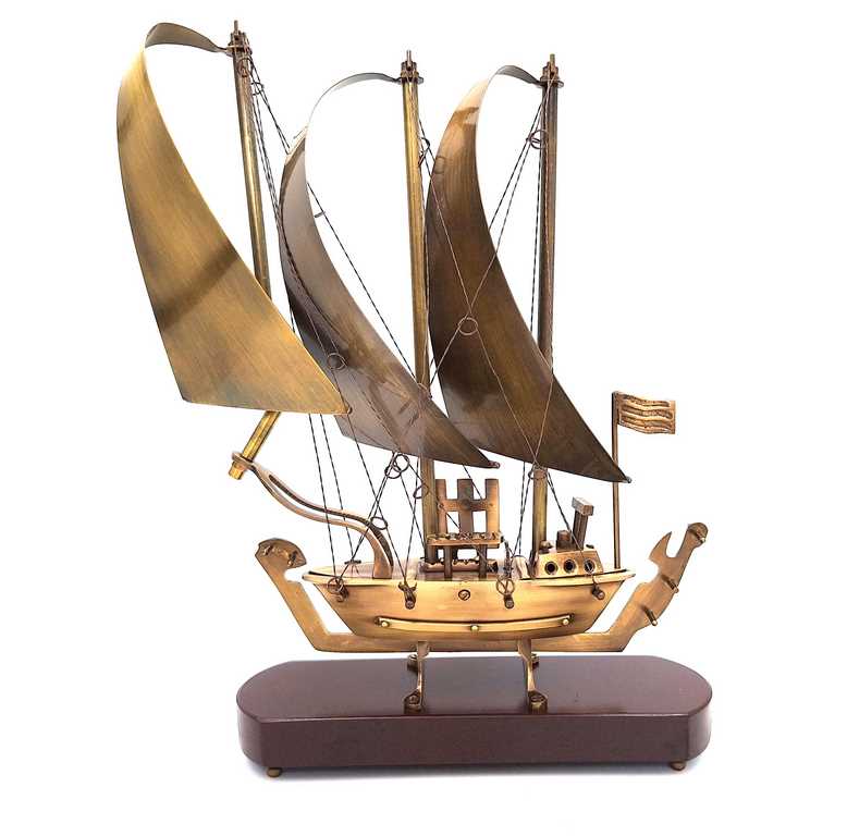 Sárgaréz hajó fa talpon, 38 cm, gravírozási lehetőséggel