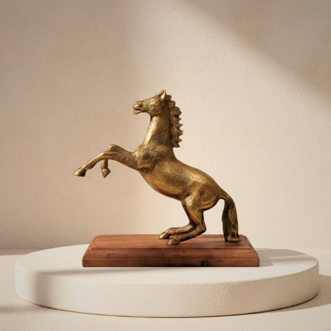 Alumínium lófigura fa talpon, személyre szabható gravírozással - elegáns ajándék arany és barna színben, magasság: 27.5 cm