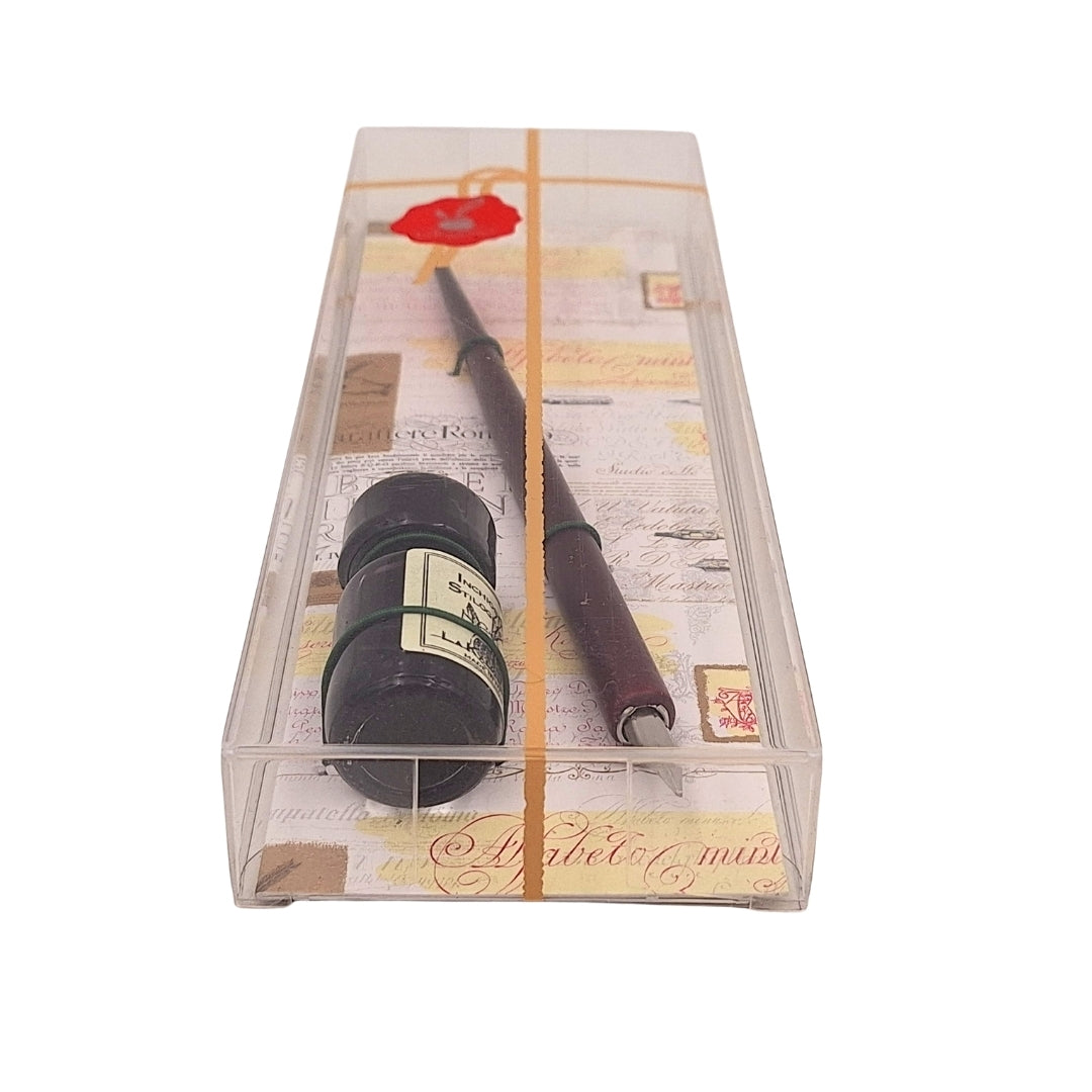Elegancki zestaw do kaligrafii z drewnianym piórem i czarnym tuszem, możliwość personalizacji grawerem, idealny na prezent dla miłośników sztuki pisania, w ozdobnym opakowaniu 7,5 x 22 x 3 cm