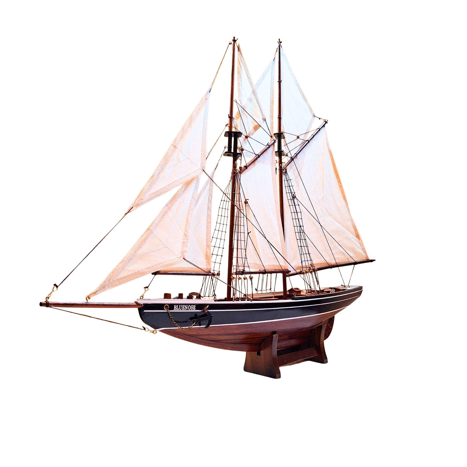 Bluenose szkúner modell 78 cm gravírozással - elegáns fa tengerészeti dekoráció ajándékba a vitorlázás és a tengeri történelem kedvelőinek, természetes vitorlákkal
