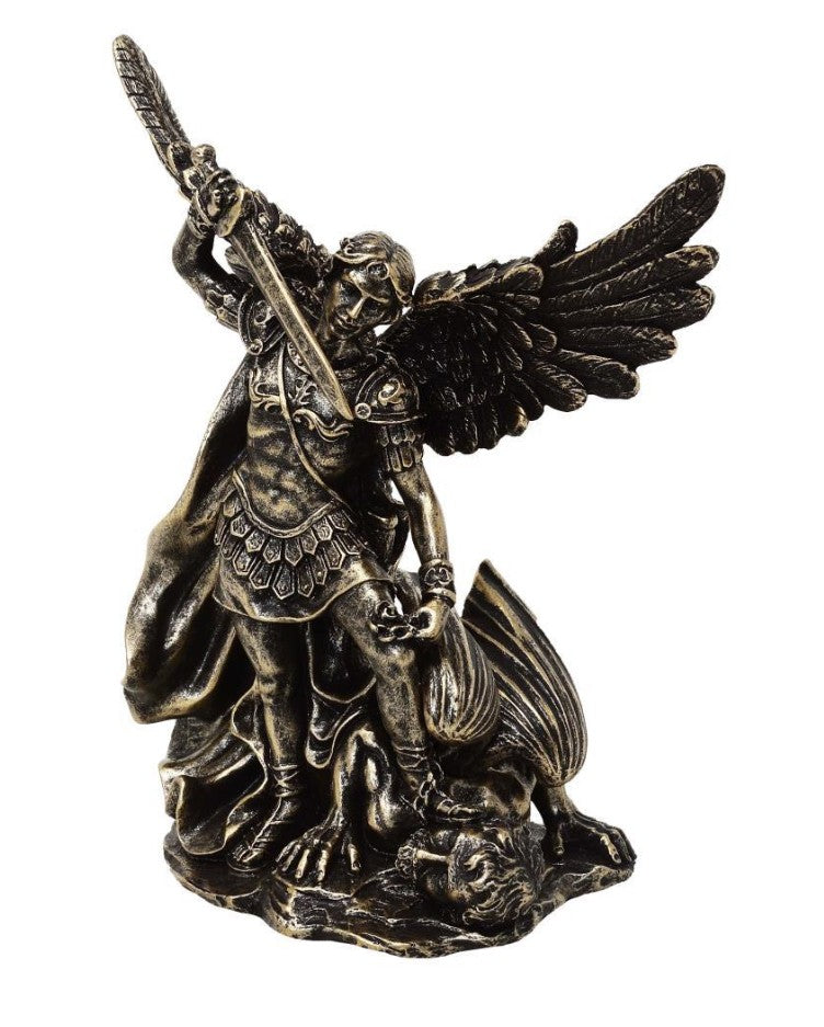 Szent Mihályt a sárkánnyal harcolva ábrázoló polirezin figura, 13,5 cm, gravírozással történő személyre szabás lehetőségével