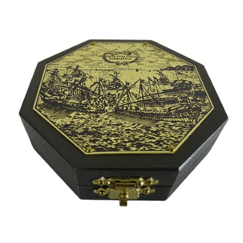H06 nyolcszögletű napóra és iránytű, gravírozással személyre szabható – elegáns ajándék a navigáció kedvelőinek, fából és sárgarézből készült, gazdag ornamentikával, méretek 7,3 x 2 cm