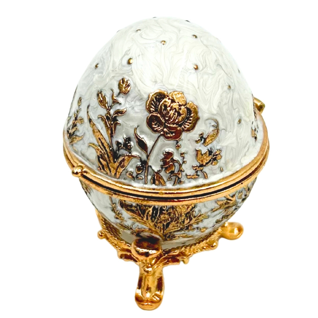Exkluzív fém Fabergé-tojás ékszerdoboz kristályokkal, fehér-arany színben, gravírozással történő személyre szabási lehetőséggel